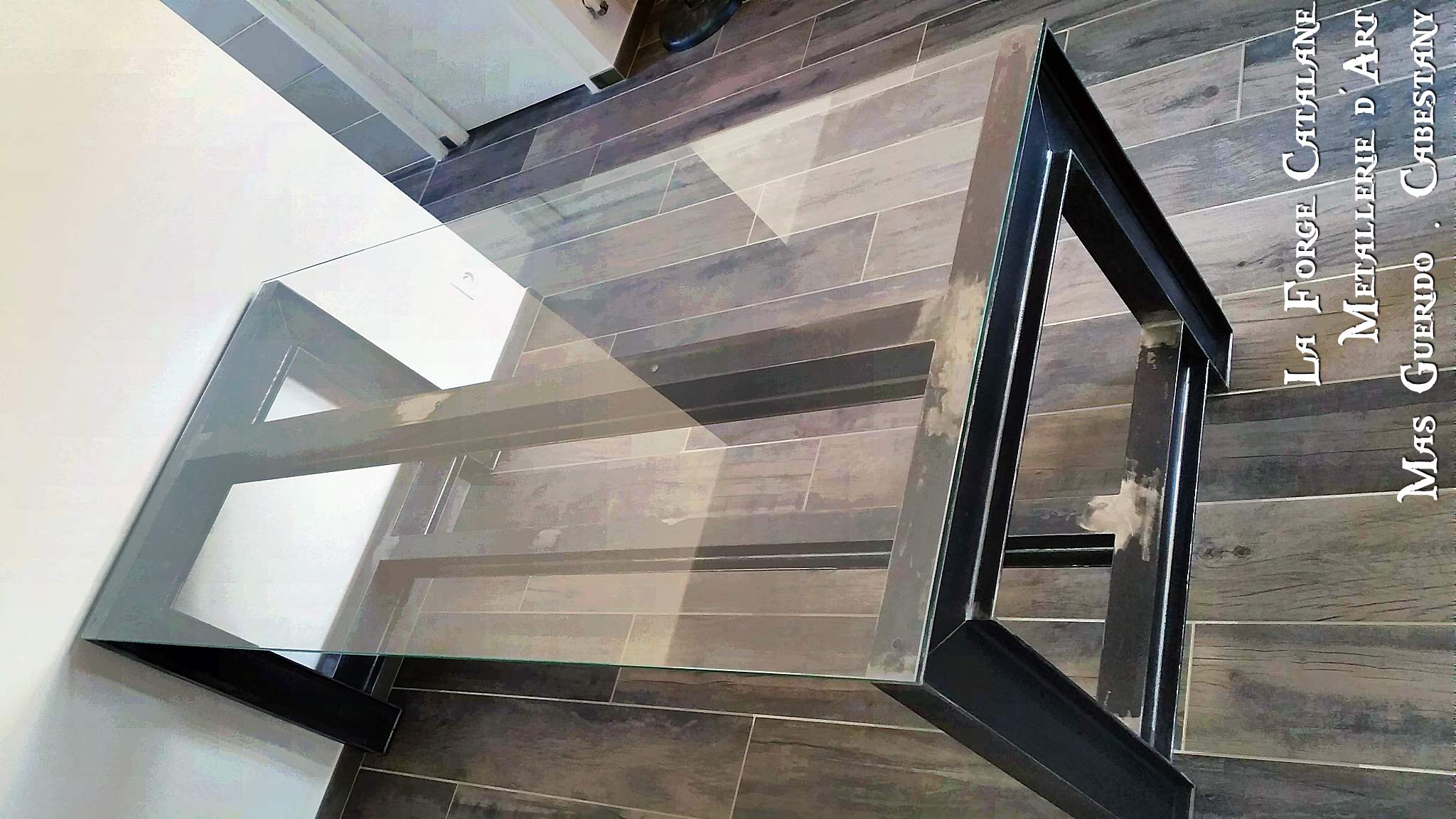 table  en fer ipn plateau en verre Forge Catalane.jpg